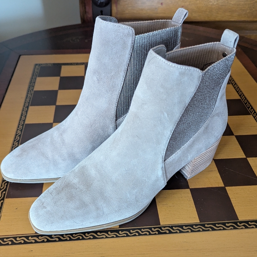 NWOT Anne Klein Taupe Booties